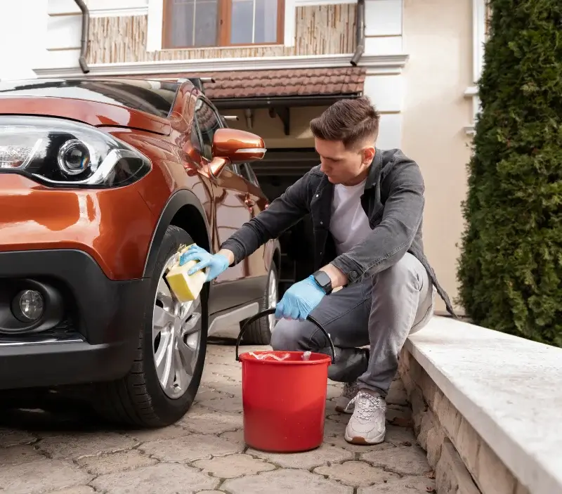 Lavage auto à domicile Coutouvre : professionnel intervenant sur un véhicule